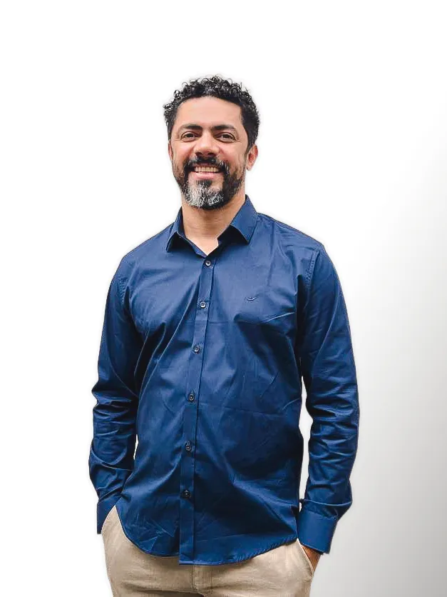 Professor Ernandes, sorrindo, de camisa azul-marinho